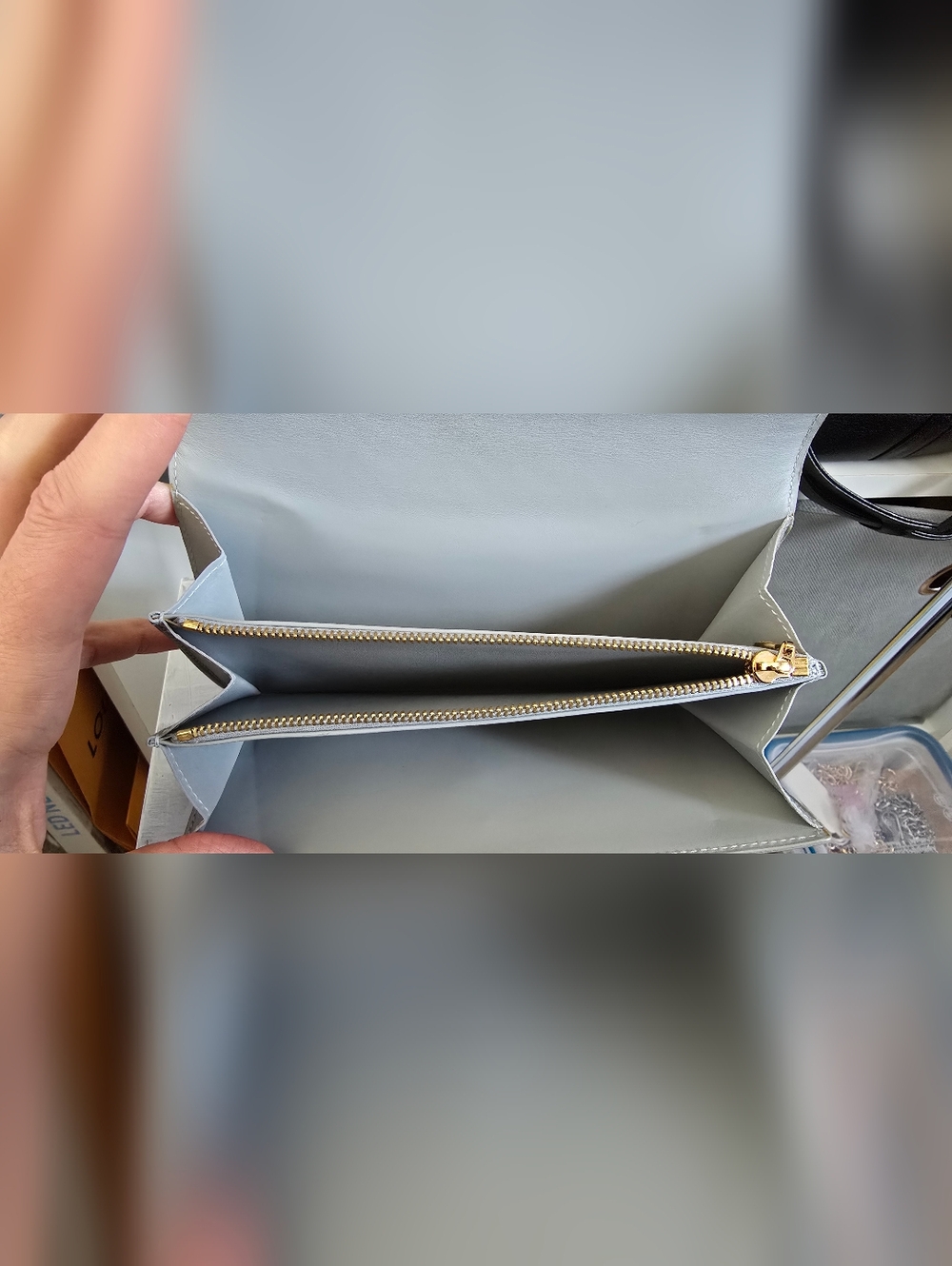 🛑SOLD🛑 Louis Vuitton Light Green Monogram Vernis Fold Wallet - Picture 3 of 3